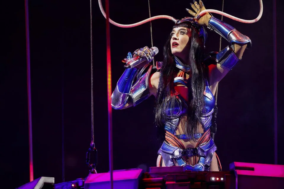 Katy Perry membuat persembahan di Kia Forum, Inglewood, California, Amerika Syarikat, pada 15 Julai 2025.