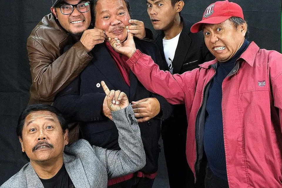 LAMA DAN BARU: Dyn Norahim (berdiri, kiri) menyertai Geng Pecah Perut Kembali sebagai hos, sementara Alias Kadir (berdiri, dua dari kiri), Hamzah Adon, Ahmad Stokin dan Yusof Maruwi (duduk) akan bersama teman seperjuangan melepaskan rindu peminat bagi pementasan pada 25 Mac ini.