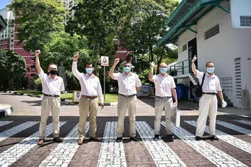 KELUARKAN MANIFESTO: Pasukan NSP yang akan bertanding di GRC Tampines merangkumi (dari kiri) Encik Choong Hon Heng, Encik Mohd Ridzwan Mohammad, Encik Reno Fong Chin Leong, Encik Eugene Yeo dan Encik Vincent Ng Kian Guan. - Foto BH oleh ARIFFIN JAMAR