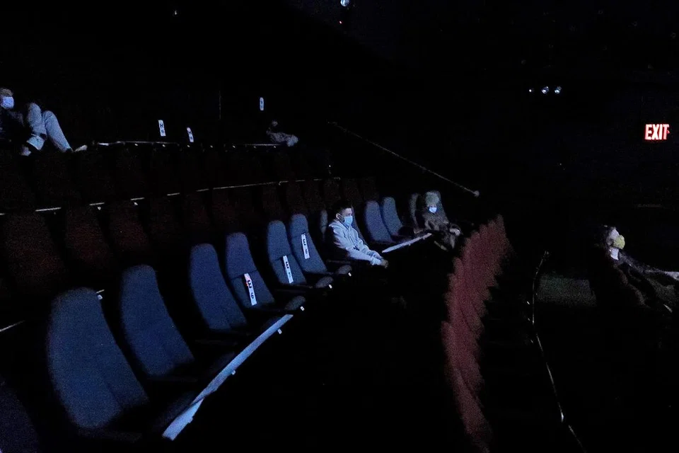 SAMBUTAN HAMBAR: Penonton memakai pelitup dalam pawagam IFC-Center di New York pada 5 Mac. Pawagam di Amerika dibuka semula minggu lalu dengan panduan jarak sosial selamat setelah hampir setahun ditutup dek Covid-19. Namun, kehadiran penonton masih rendah. - Foto EPA-EFE