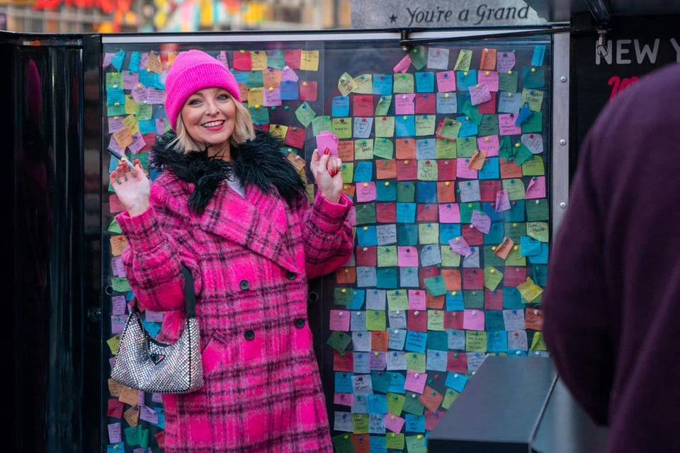 CATATKAN HARAPAN: Seorang wanita menulis harapan tahun barunya pada kertas nota yang kemudian dilekatkan pada ‘New Year’s Eve Wishing Wall’ di Times Square, New York. Nota tersebut akan digunakan sebagai sebahagian daripada konfeti bagi acara Times Square Ball Drop, di mana bola ‘dijatuhkan’ dari bangunan pencakar langit One Times Square bagi meraikan kedatangan tahun baru.