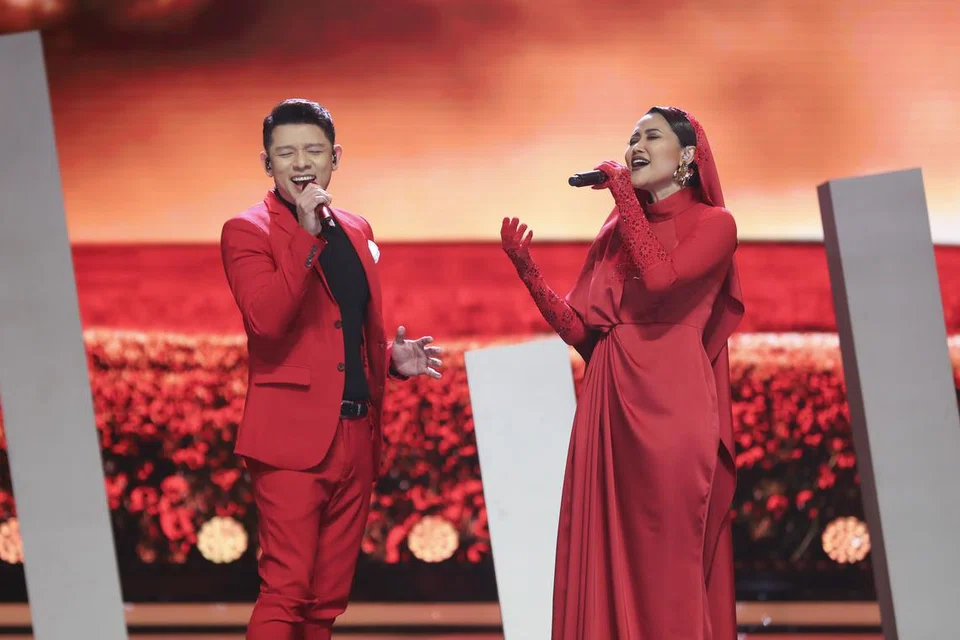 Sesetengah netizen mempersoal pemilihan Arrora Salwa (kanan) yang menyanyikan lagu yang dianggap ‘berat’ oleh juri iaitu, ‘Ketika Cinta Bertasbih’ bersama juara GV6, Hady Mirza, dan berjaya melangkah ke pusingan keenam pada 29 Disember.