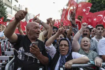 Penunjuk perasaan melaungkan slogan semasa menyertai perhimpunan anjuran parti pembangkang utama negara, Parti Rakyat Republikan (CHP), bagi membantah penggantungan dan pemenjaraan Datuk Bandar Istanbul, Ekrem Imamoglu, di Istanbul, Turki, 9 Julai 2025. Imamoglu, daripada Parti Rakyat Republikan, telah dipenjarakan dan digugurkan jawatannya oleh Kementerian Dalam Negeri Turki pada 23 Mac atas tuduhan rasuah, selepas beliau ditahan pada 19 Mac bersama 100 individu lain