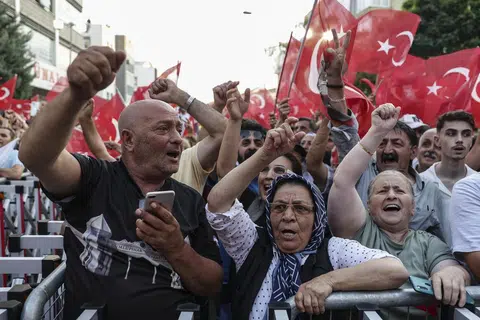 Penunjuk perasaan melaungkan slogan semasa menyertai perhimpunan anjuran parti pembangkang utama negara, Parti Rakyat Republikan (CHP), bagi membantah penggantungan dan pemenjaraan Datuk Bandar Istanbul, Ekrem Imamoglu, di Istanbul, Turki, 9 Julai 2025. Imamoglu, daripada Parti Rakyat Republikan, telah dipenjarakan dan digugurkan jawatannya oleh Kementerian Dalam Negeri Turki pada 23 Mac atas tuduhan rasuah, selepas beliau ditahan pada 19 Mac bersama 100 individu lain