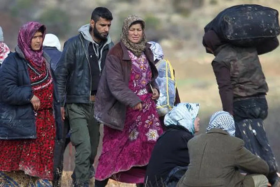 SELAMATKAN DIRI: Rakyat Syria yang melarikan diri daripada tentera propemerintah Syria melintas masuk ke Turkey di kawasan sempadan Khirbet Al-Joz selepas diberi kebenaran oleh pemerintah negara itu. - Foto REUTERS