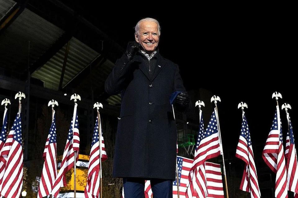 BEKERJASAMA PIKAT PENGUNDI: Encik Biden (gambar atas) dan calon naib presidennya, Cik Kamala Harris, masing-masing terus menemui pengundi di Pittsburgh dan Philadelphia, di Pennsylvania.