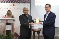 LANCAR BUKU: Dr Faishal (kanan) bersama Pengarah Pusat Bahasa Melayu, Encik Mohamed Noh Daipi, melancarkan penerbitan Jilid ke-4 Ceramah Arif Budiman. - Foto BH oleh MARCELLIN LOPEZ