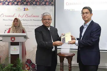 LANCAR BUKU: Dr Faishal (kanan) bersama Pengarah Pusat Bahasa Melayu, Encik Mohamed Noh Daipi, melancarkan penerbitan Jilid ke-4 Ceramah Arif Budiman. - Foto BH oleh MARCELLIN LOPEZ