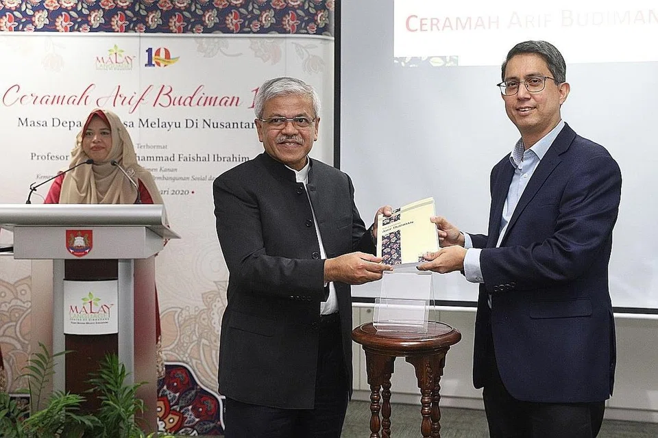 LANCAR BUKU: Dr Faishal (kanan) bersama Pengarah Pusat Bahasa Melayu, Encik Mohamed Noh Daipi, melancarkan penerbitan Jilid ke-4 Ceramah Arif Budiman. - Foto BH oleh MARCELLIN LOPEZ