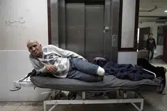 Lelaki Palestin yang telah menjalani pembedahan bagi memotong kakinya, adalah antara puluhan pesakit yang menjalani pembedahan serupa setiap hari akibat terkena serpihan letupan atau runtuhan bangunan di Gaza.