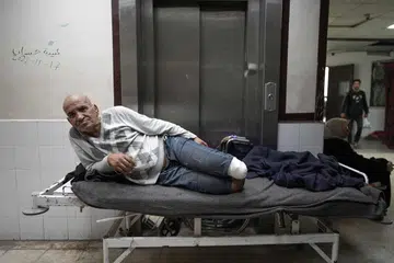 Lelaki Palestin yang telah menjalani pembedahan bagi memotong kakinya, adalah antara puluhan pesakit yang menjalani pembedahan serupa setiap hari akibat terkena serpihan letupan atau runtuhan bangunan di Gaza.