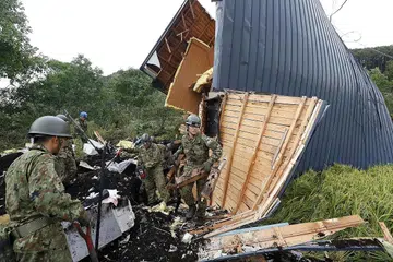 USAHA CARI DAN MENYELAMAT: Pasukan Pertahanan Awam Jepun mencari mangsa-mangsa yang terperangkap di bawah runtuhan rumah di Atsuma, Hokkaido, semalam. - Foto EPA