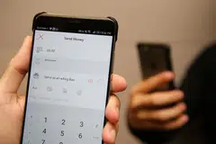 PEMBAYARAN DIGITAL: Penguasa Kewangan Singapura (MAS) telah bekerja sama dengan bank untuk melancarkan pembayaran elektronik, PayNow, yang membolehkan individu membayar duit kepada orang lain tidak kira masa menggunakan nombor telefon bimbit sahaja. - Foto ZAOBAO