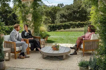 SEMBANG MENGGEMPARKAN: Putera Harry dan Meghan Markle diwawancara Oprah Winfrey dalam program CBS Amerika Ahad lalu. Pendedahan mereka, terutama dakwaan perkauman keluarga diraja Britain, menggemparkan negara itu. - Foto REUTERS, AFP