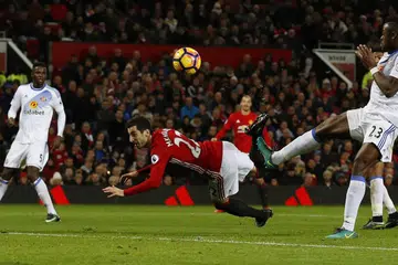Henrikh Mkhitaryan (jersi merah) mengetis bola masuk bagi gol ketiga Manchester United dalam kemenangan 3-1 ke atas Sunderland di Old Trafford pada 26 Dis 2016. 
