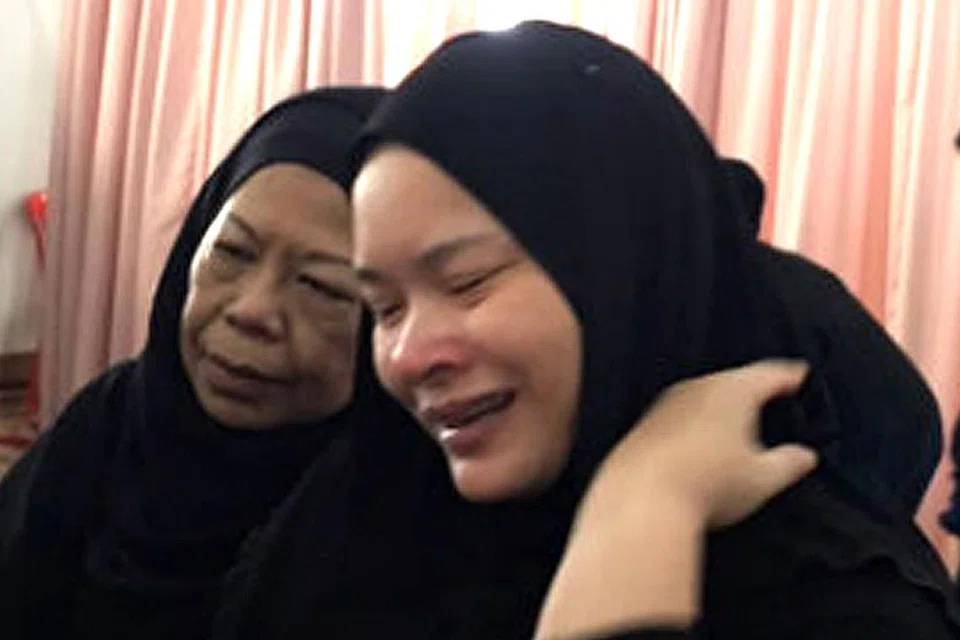 PILU: Nora tidak dapat menahan kesedihan atas pemergian suami tersayang, ditenangkan mereka yang menziarah sebelum acara pengkebumian. - Foto ASTRO GEMPAK