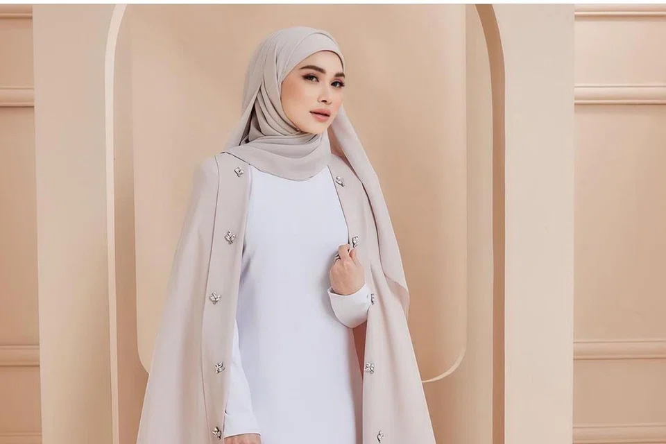 ANGGUN: Jenama fesyen ini melambangkan kecintaan Anzalna terhadap fesyen selepas mengenakan hijab. Beliau bekerjasama dengan pereka fesyen terkenal, Ashraff Zainal, sejak 2015 untuk mencipta koleksi Anzalna Vestiaire yang mencerminkan selera dan gayanya.