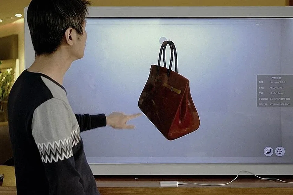 TEMBUSI PASARAN TEKNOLOGI TERKINI: Encik Abu Bakar bersama salah seorang kakitangan kanannya, CEO Forward Vision Encik Wong Ju Han. Encik Abu Bakar berkata dengan pengkomputeran awan seseorang tidak terikat dengan rintangan fizikal kerana dengan menyimpan data dalam 'cloud' (atas), ia mampu mencipta banyak peluang baru. - Foto-foto BM oleh FAKHRURADZI ISMAIL, ABU BAKAR MOHD NOR