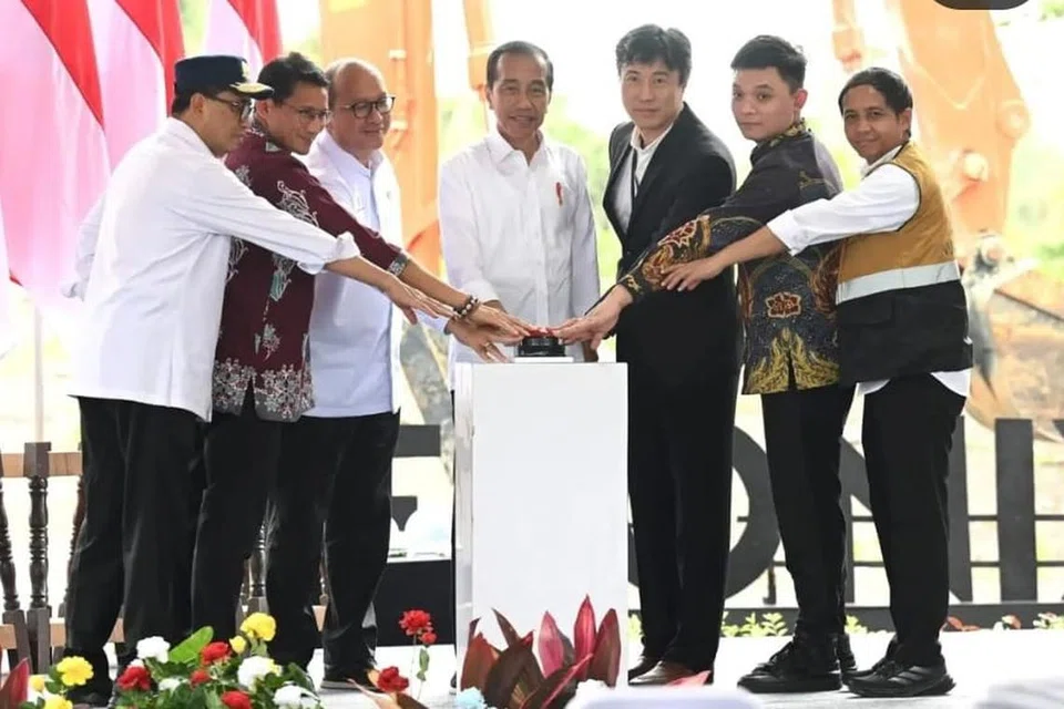 Presiden Joko Widodo (tengah) di upacara pecah tanah kawasan pelbagai guna, Delonix Nusantara, dengan pelbagai kemudahan dibangunkan dengan pelaburan syarikat China bernilai 500 bilion rupiah ($42.3 juta).