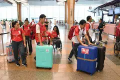 SEMBANGAT BERKOBAR: Atlit para negara berkumpul di Lapangan Terbang Changi dan bersiap sedia untuk berangkat ke Jakarta. - Foto BH oleh KHALID BABA