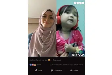 DUET BERSAMA SI COMEL: Siti Nordiana, atau Nana, bersama peminat ciliknya, Puteri Nur Husna Izzara, empat tahun, yang berduet bersamanya menerusi 'Smule'. - Foto SMULE