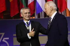 Presiden Amerika Syarikat, Encik Joe Biden, menyampaikan anugerah Pingat Presiden bagi Kebebasan kepada Setiausaha Agung Pertubuhan Perjanjian Atlantik Utara (Nato), Encik Jens Stoltenberg, di Washington pada 9 Julai