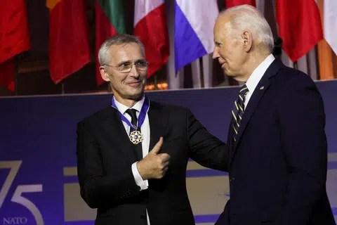 Presiden Amerika Syarikat, Encik Joe Biden, menyampaikan anugerah Pingat Presiden bagi Kebebasan kepada Setiausaha Agung Pertubuhan Perjanjian Atlantik Utara (Nato), Encik Jens Stoltenberg, di Washington pada 9 Julai