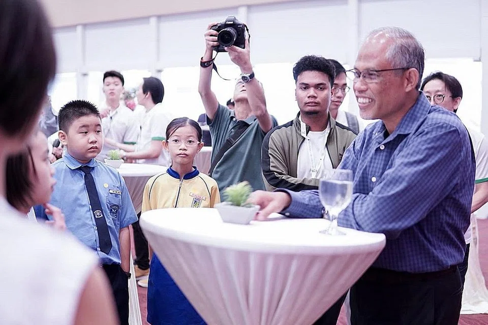 BUDAYA SIFAR SAMPAH: Para pelajar dilihat sedang mengongsi usaha mereka bersama Encik Masagos melindungi alam sekitar dengan harapan dapat meraih matlamat sifar sampah. Antara pelajar yang hadir termasuk Muhammad Razin Zuhaily Shahrom (sebelah Encik Masagos). - Foto BH oleh NUR DIYANA TAHA