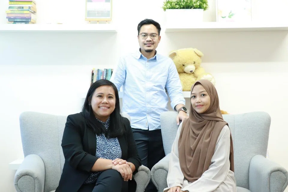 Pasukan Skim Keluarga Angkat dan Belia, atau ‘Adopt a Family and Youth Scheme’ (AFYS), di Jabatan Khidmat Keluarga AMP Singapura, (dari kiri) Cik Nur Fariza Ahmad Razif, Encik Muhammad Syahmi Yahya dan Cik Nur Atikah Adnan, gigih membantu mereka yang memerlukan.