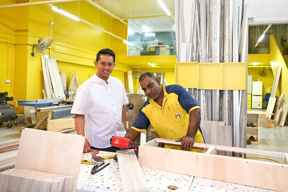 Encik Surean Sareman, bergambar bersama kakitangannya di kilang Direct Contractor Pte Ltd yang terletak di Polaris @ Woodlands, di 101, Woodlands Avenue 12. 