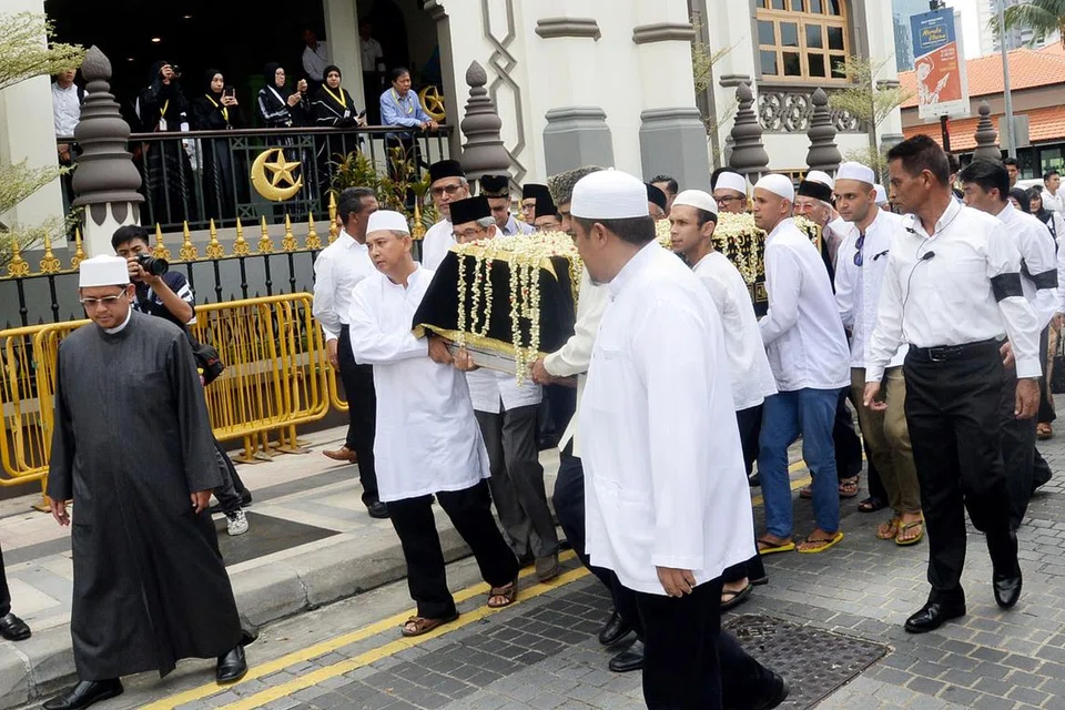 TIBA DI MASJID: Cuaca panas semasa jenazah tiba di Masjid Sultan berubah menjadi sejuk dek hujan lebat sewaktu berlangsungnya solat jenazah. - Foto JOHARI RAHMAT