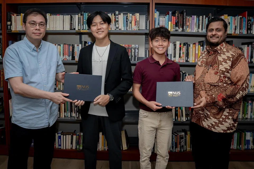 Penerima Hadiah Izzuddin Taherally, Encik Francis Goh Jiang Hong (dua dari kanan)  dan Encik Brennan Kau (dua dari kiri) bersama Felo dan Pensyarah Kanan Adjung Kolej NUS, Dr Mustafa Izzuddin (kanan) dan Naib Dekan (Hal Ehwal Akademik) Kolej NUS, Profesor Loy Hui Chieh (kiri).