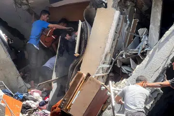 Penduduk Palestin memeriksa bangunan yang rosak akibat serangan udara Israel di kawasan Shejaia, Bandar Gaza, pada 10 April.