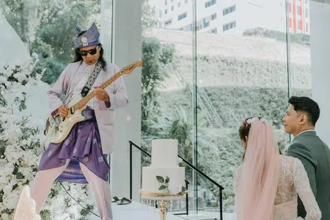 Pengantin turut terharu dan berbesar hati apabila ayah pengantin perempuan memainkan lagu itu dengan penuh perasaan.