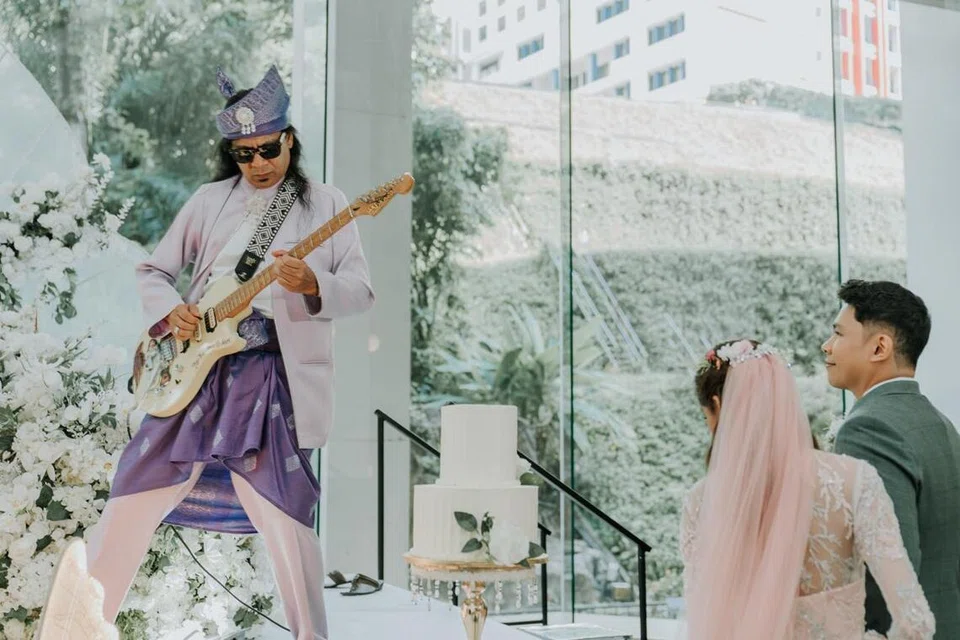 Pengantin turut terharu dan berbesar hati apabila ayah pengantin perempuan memainkan lagu itu dengan penuh perasaan.