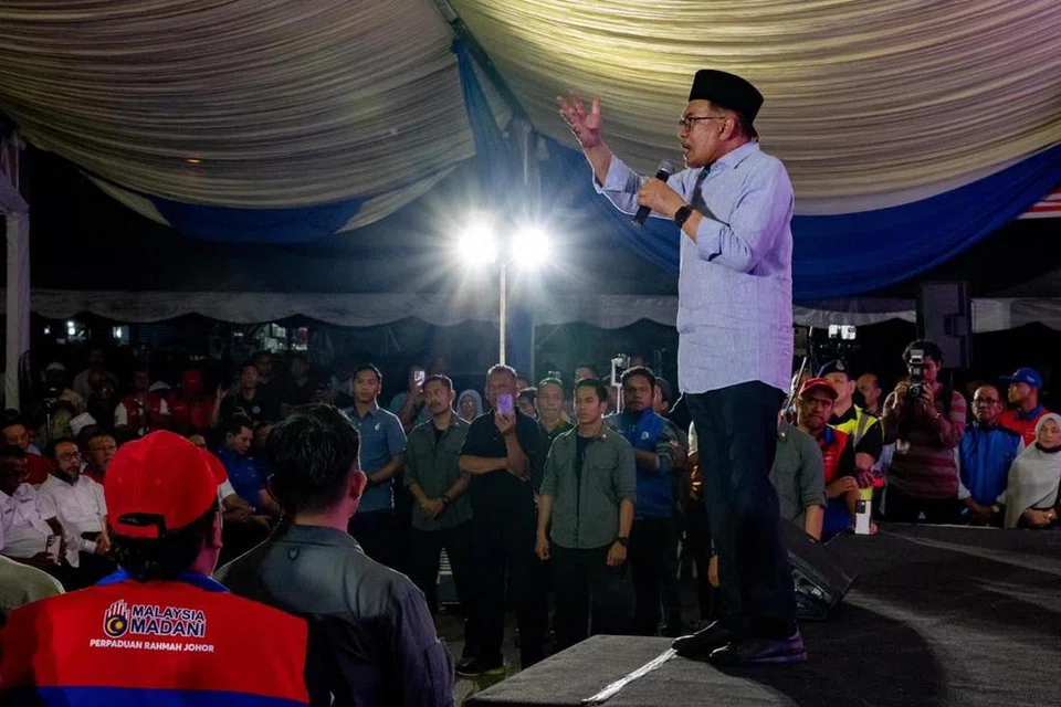 BERI AMARAN: Perdana Menteri Malaysia, Datuk Seri Anwar Ibrahim, bertegas tindakan akan dikenakan kepada mana-mana pihak yang memanipulasi bekalan beras tempatan ketika berucap di Ceramah Mega Perpaduan Madani di Dataran Simpang Pelangai, Bentong, Pahang pada Isnin malam.