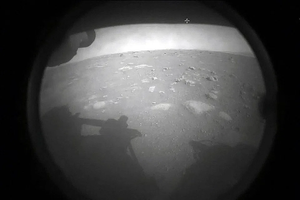 RAKAMAN BERSEJARAH: Gambar pertama dirakamkan dari kenderaan robotik NASA, Perseverance, setelah mendarat di permukaan Marikh 4.55 pagi waktu Singapura, semalam. - Foto AFP 