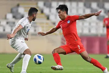 KEPUTUSAN PERIBADI: Penyerang Sailors Song Ui-young (jersi oren) menarik diri daripasa skuad Singa atas sebab kecederaan buku lalinya. - Foto fail