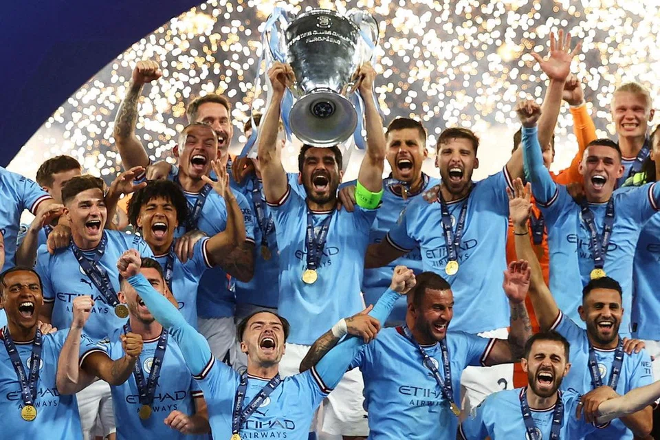 JULANG PIALA: Manchester City memenangi tiga kejuaraan musim ini dengan Liga Juara-Juara menjadi kemenangan terbaharu mereka selepas menewaskan Inter Milan 1-0 di Stadium Olimpik Atatürk di Istanbul, Turkey, awal pagi Ahad waktu Singapura.   