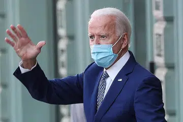 LAMBAIAN PEMIMPIN: Presiden Amerika Syarikat Dipilih, Encik Joe Biden, melambai kepada wartawan selepas menghadiri taklimat dengan anggota Badan Penasihat Peralihan Covid-19 di Wilmington, Delaware, kelmarin. - Foto REUTERS