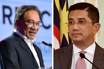 APA KESUDAHANNYA?: Datuk Anwar (kiri) gembira timbalan presidennya, Datuk Azmin, disahkan tidak terbabit dalam video seks gay yang tular dan berkata PKR akan bersatu demi kebaikan masyarakat. Namun ada pengamat menyimpulkan sengketa dalaman PKR "tidak memungkinkan keputusan seri". - Foto Fail ST, REUTER.