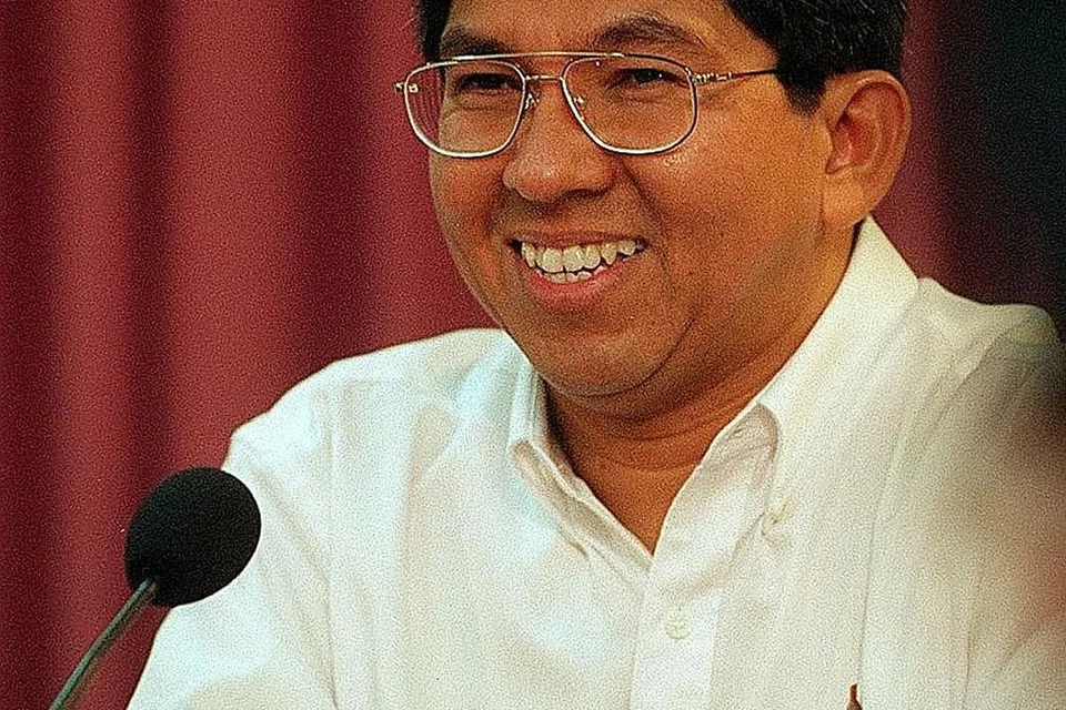 CALON BARU: Dr Yaacob Ibrahim diperkenalkan sebagai calon baru PAP dalam Pilihan Raya 1997