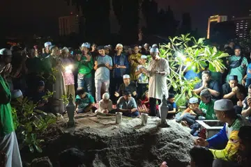 Orang ramai hadir di pengebumian jenazah Allahyarham Wan Hasbullah di Tanah Perkuburan Islam Sheikh Ibrahim pada 10 malam, 2 Julai.