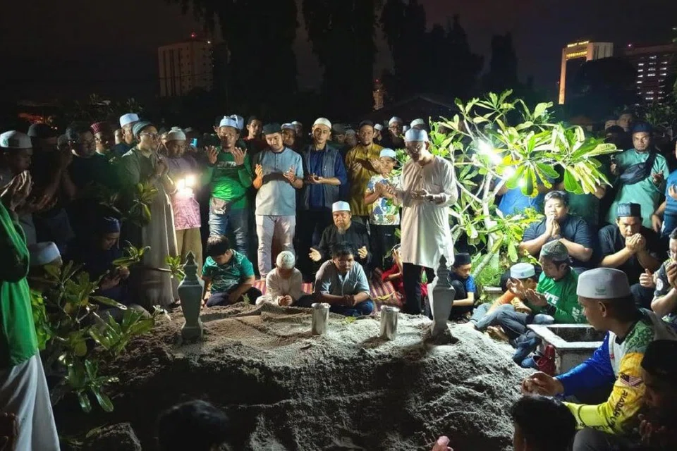 Orang ramai hadir di pengebumian jenazah Allahyarham Wan Hasbullah di Tanah Perkuburan Islam Sheikh Ibrahim pada 10 malam, 2 Julai.