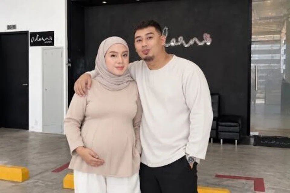 Pemilik Adorn Singapura, Cik Nur Qdawizah (kiri), 35 tahun, percaya jenama, pencipta kandungan dan pengguna masing-masing memainkan peranan dalam membentuk trend, namun penerimaan pengguna akhirnya menentukan sama ada sesuatu gaya benar-benar mendapat tempat.