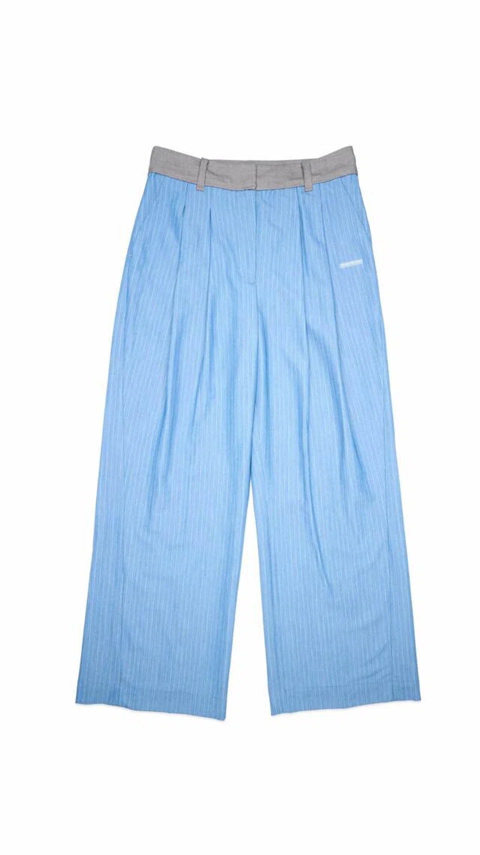 ‘Pinstripe Panelled Waistband Trouser’ ($99) daripada Beyond the Vines, memberi sentuhan moden pada gaya korporat klasik. 