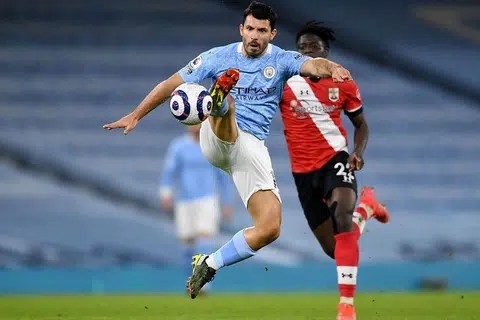 LEGENDA CITY: Aguero menjaringkan gol kemenangan Manchester City ke atas Queens Park Rangers pada 2012 bagi mahkota liga pertama kelab itu dalam 44 tahun. Sejak itu, Aguero telah membantu City memenangi tiga lagi kejuaraan Liga Perdana England (EPL), satu Piala FA dan lima Piala Liga. - Foto fail