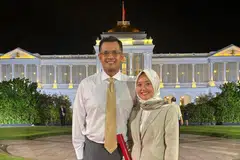 Cik Rahayu Mahzam dan suaminya, Encik Muhamad Imaduddien Abd Karim, bergambar di depan Istana semasa menghadiri upacara angkat sumpah Kabinet baru pada 15 Mei.