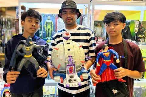 Encik Mohd Faizul Ali menunjukkan koleksi permainan dari Amerika Syarikat yang dijual di gerainya.