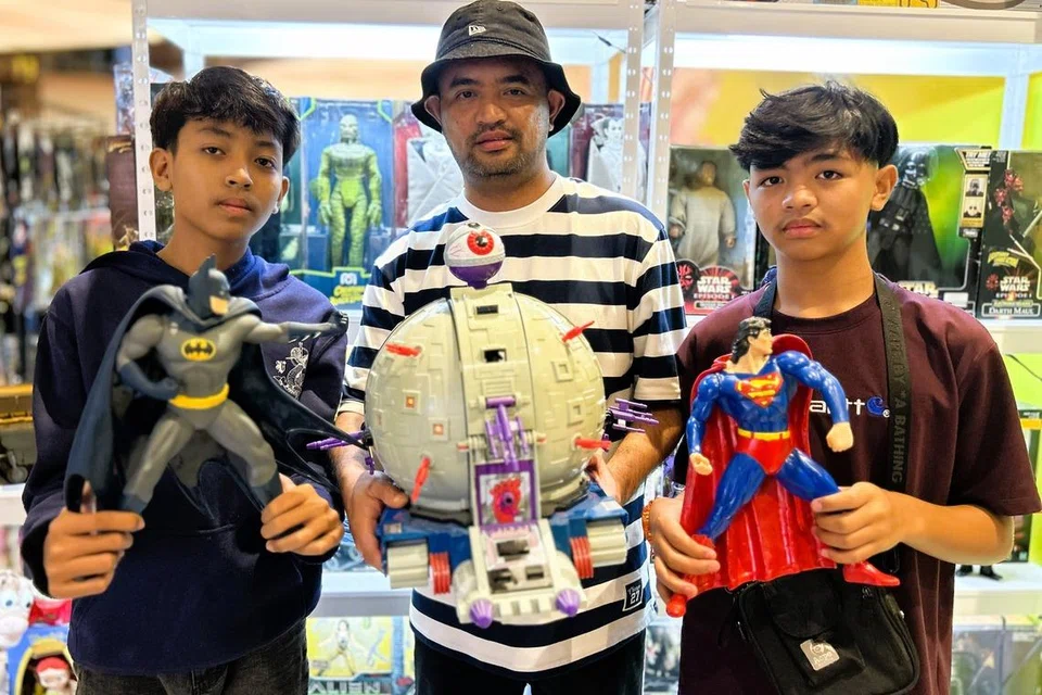 Encik Mohd Faizul Ali menunjukkan koleksi permainan dari Amerika Syarikat yang dijual di gerainya.